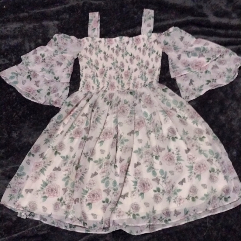 It's a dress it's color is light pink and the size is extra small - Picture 1 of 1